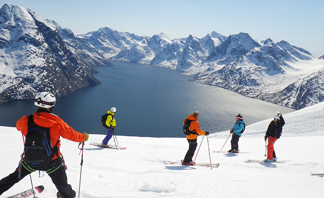Pure ski company heliskiing groenland
